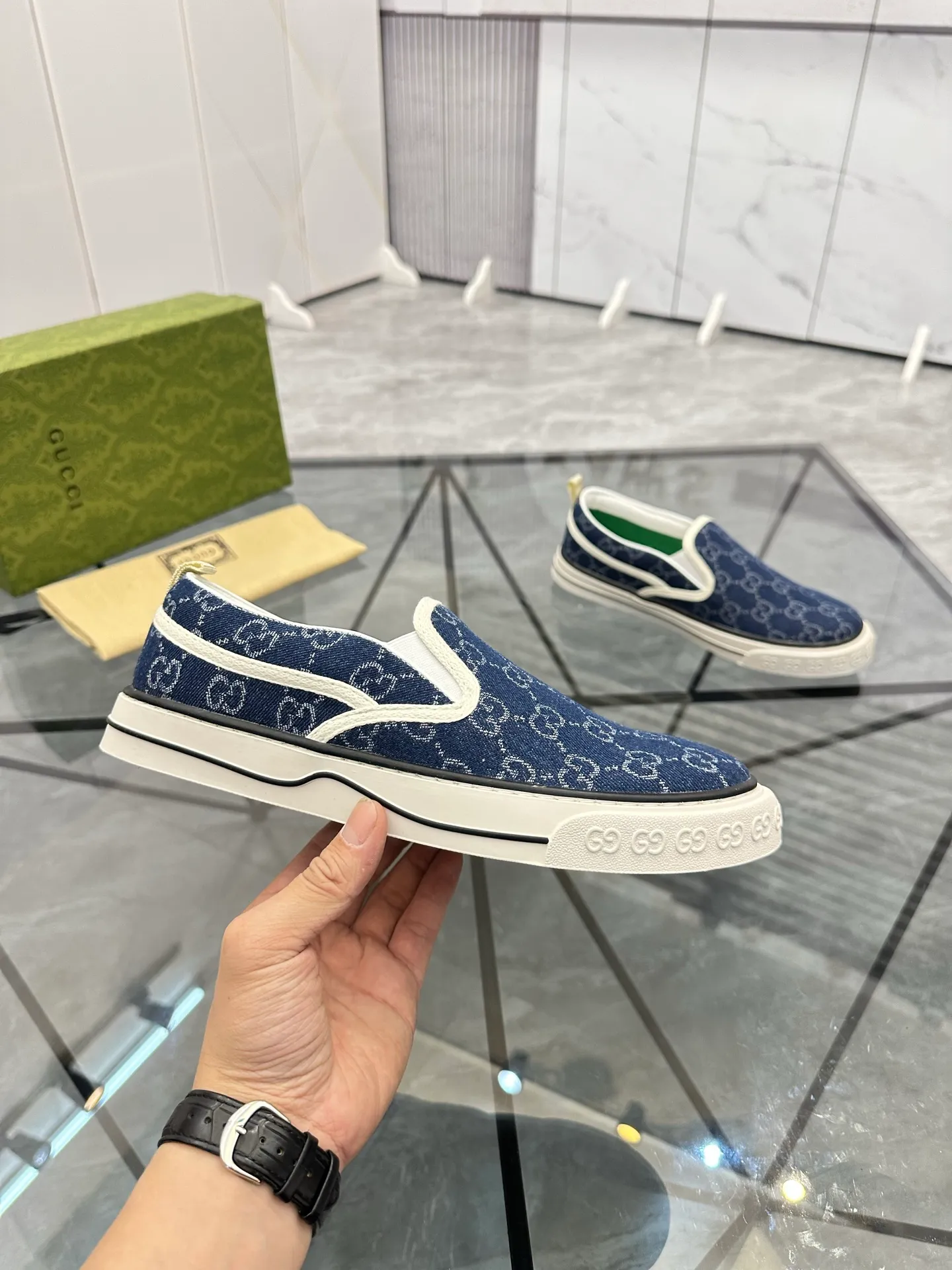 Men's shoes: 💰P360¥ Product trademark: Gucci* "Gucci*" slip-on Regular size: 38-44 (can be customized to 45.46.) Product materials: Original material from the upper counter, breathable lining, original outsole. Number: 661